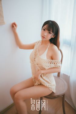 巨胸爆乳美女露双奶挤奶